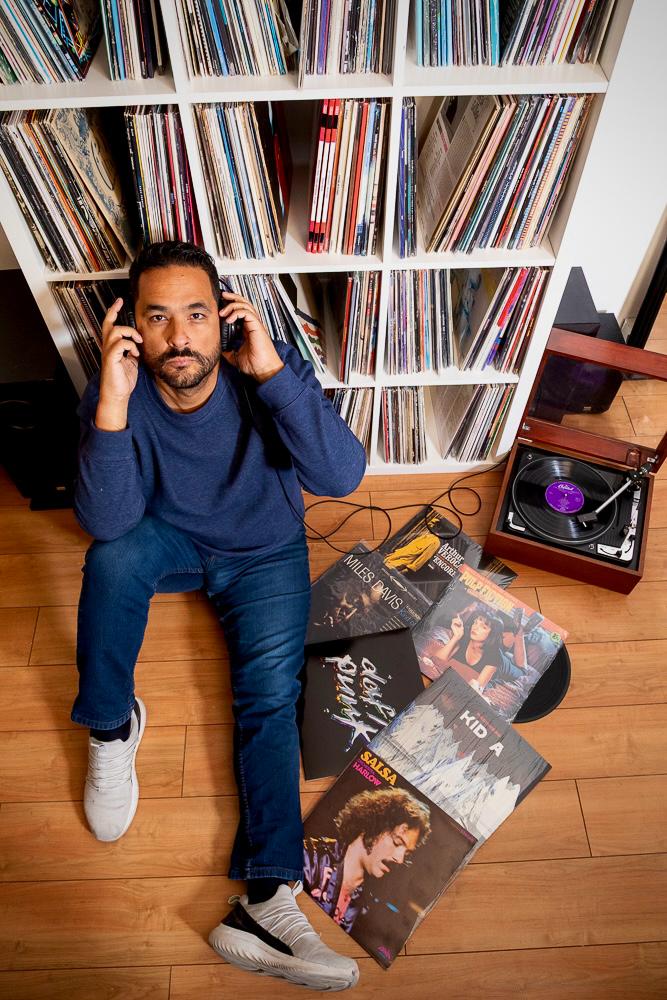 Ricardo Mendivil con su colección de vinilos