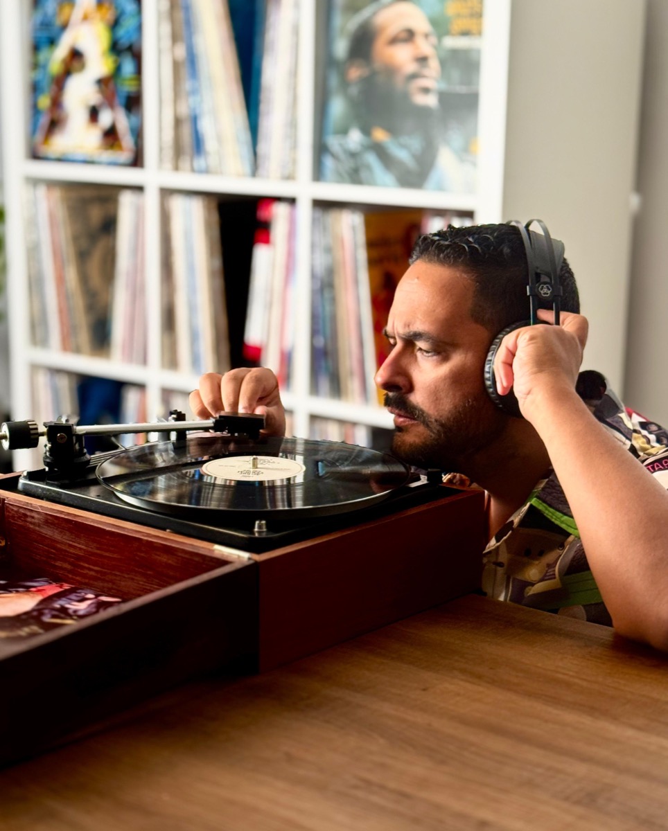 Ricardo Mendivil junto al tornamesa