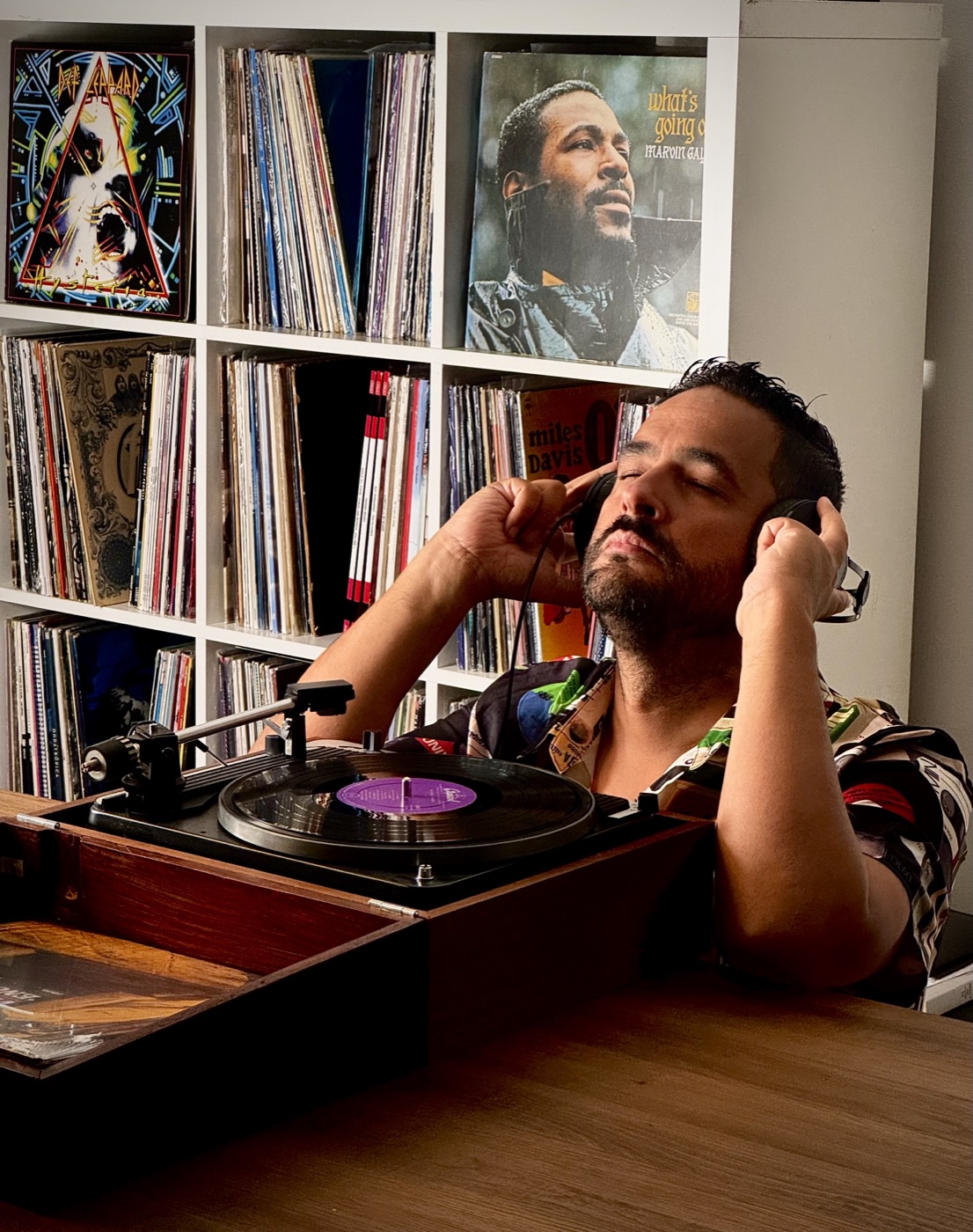 Ricardo con audífonos